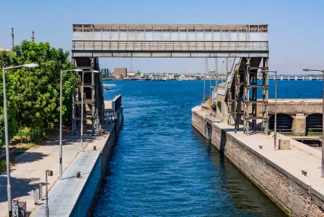 L'écluse d'Esna sur le Nil, près du point où notre dahabieh a terminé sa navigation