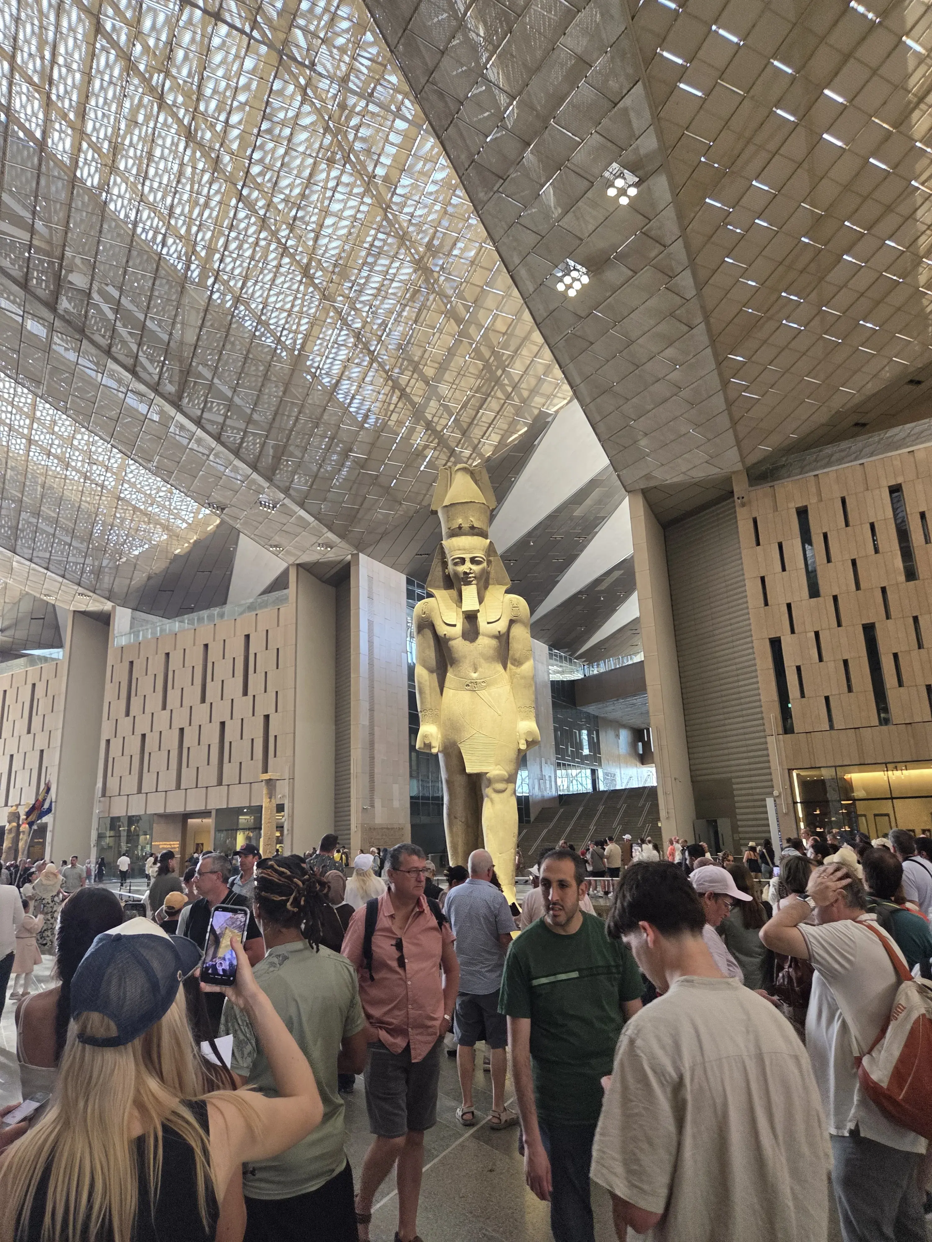 Colosse de Ramsès II dans le grand hall d'entrée du GEM — Le Caire
