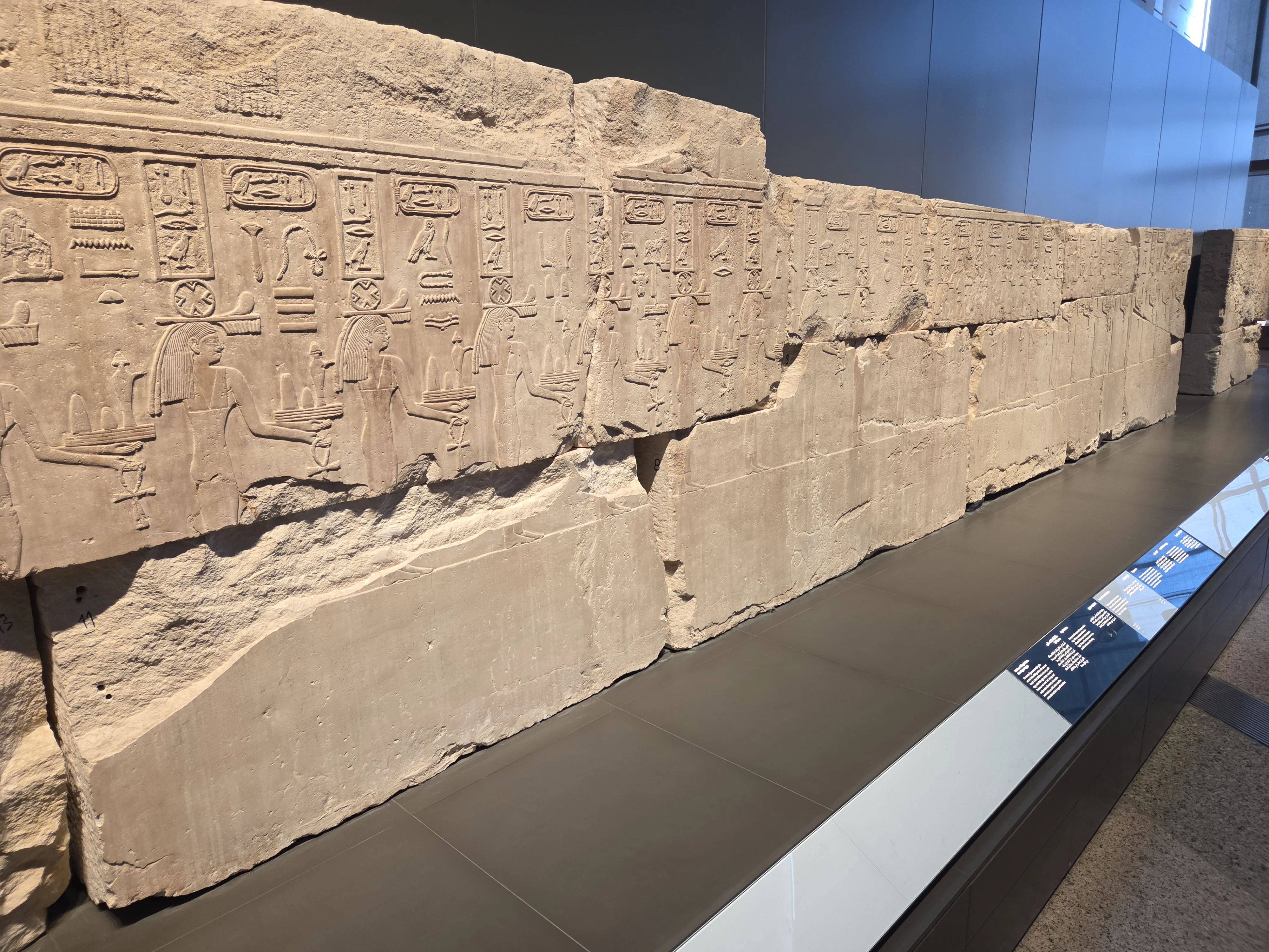 Longue frise de bas-reliefs en calcaire couverte d'hiéroglyphes — collections permanentes du GEM