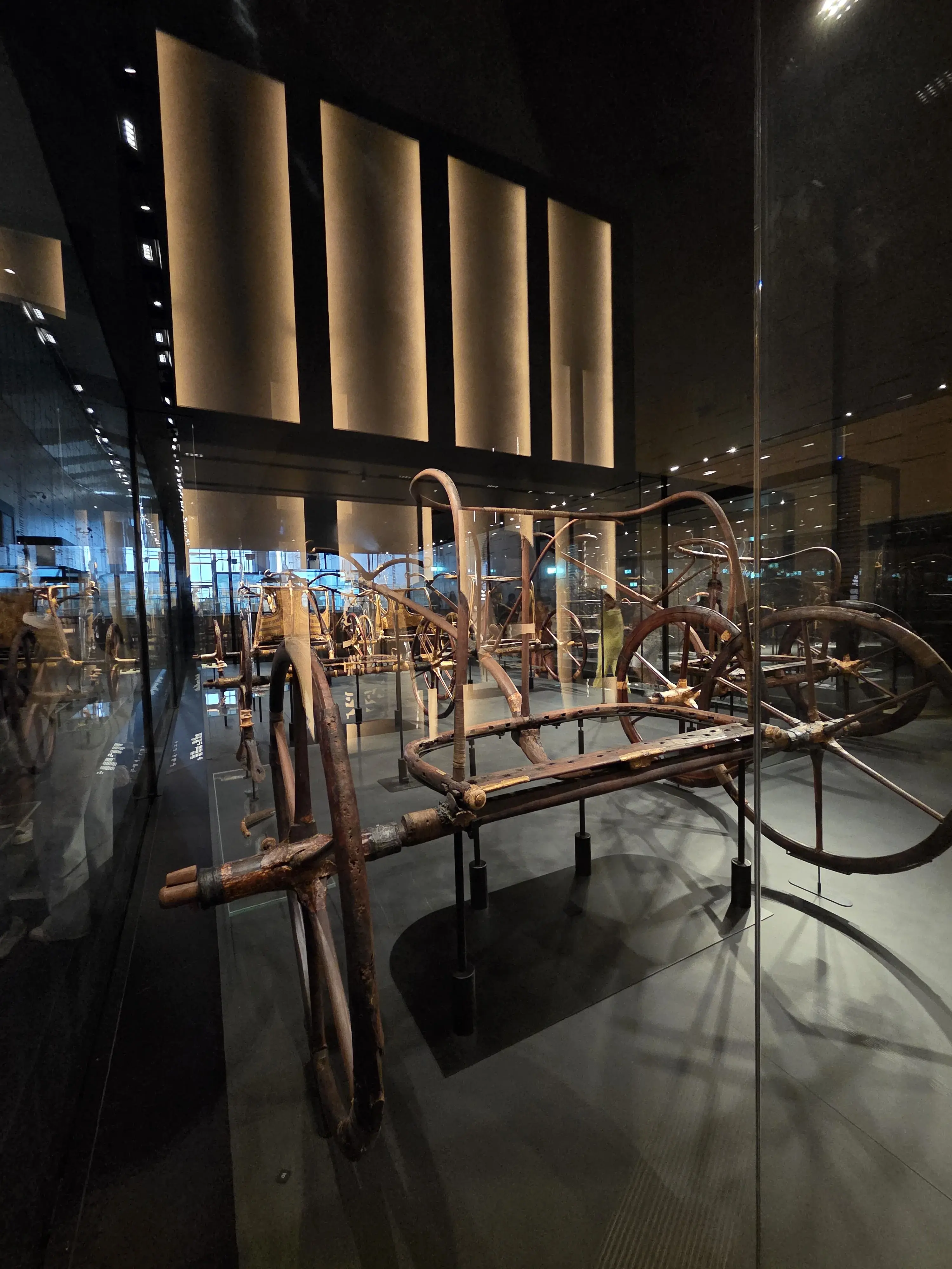 Chars de guerre de Toutânkhamon dans leur vitrine sombre — galerie Toutânkhamon du GEM