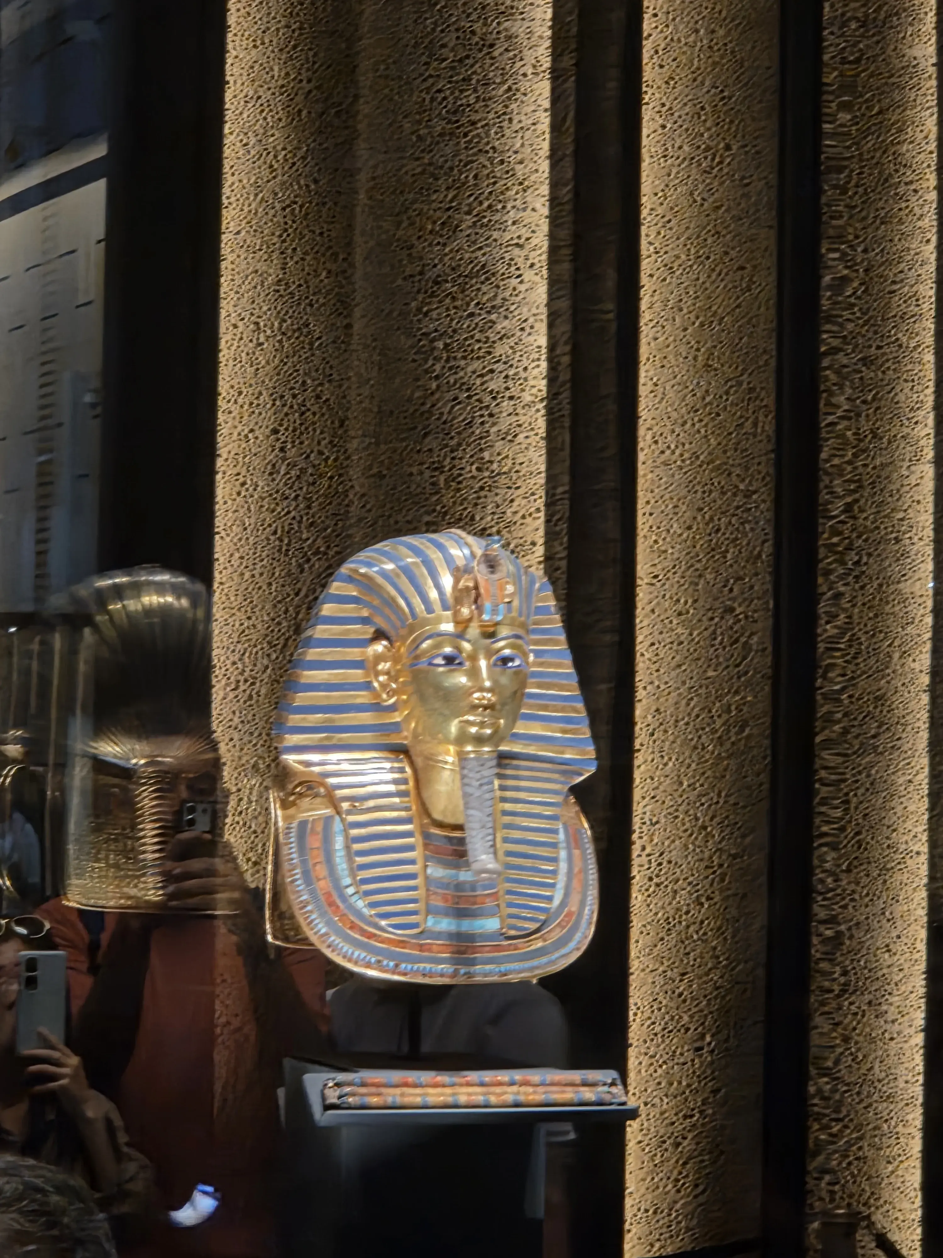 Masque funéraire doré de Toutânkhamon en gros plan dans sa vitrine — Grand Musée Égyptien