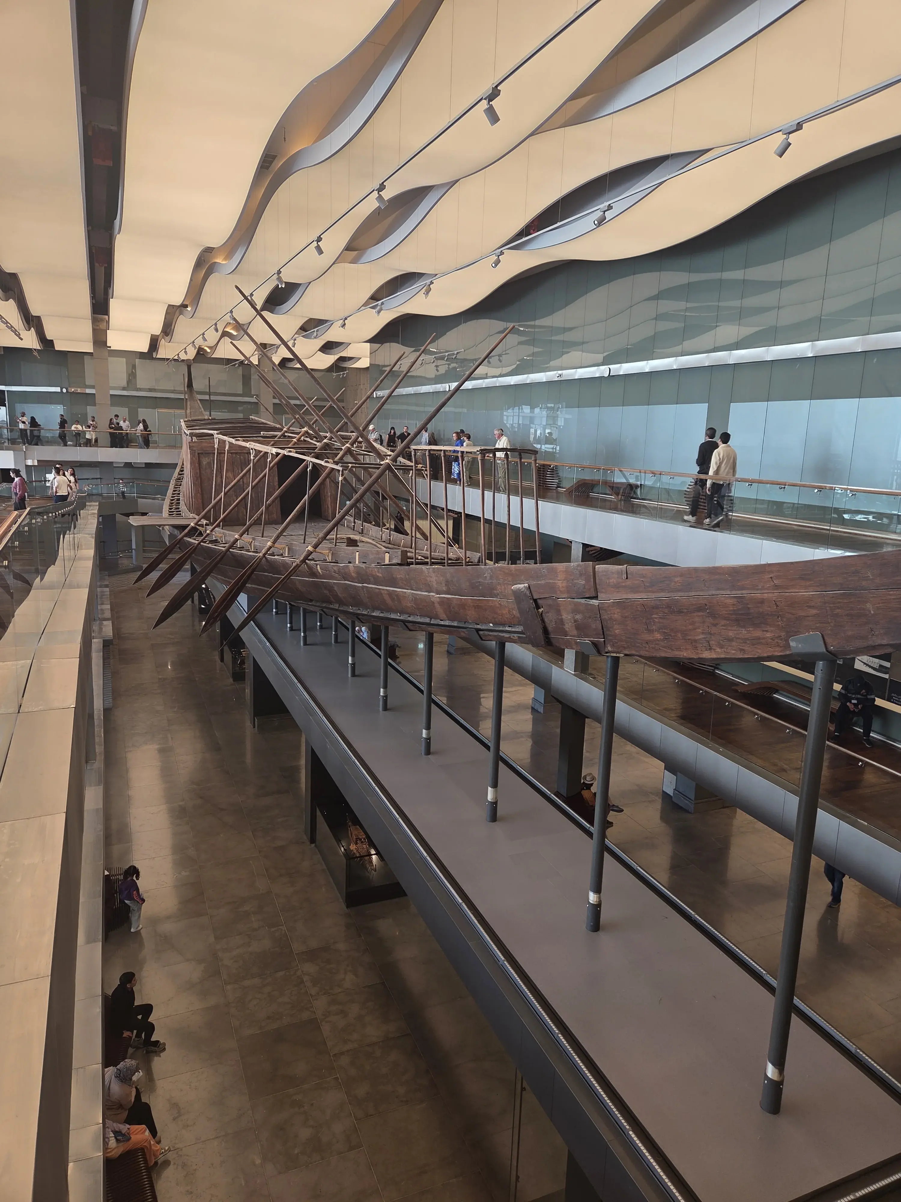 Barque solaire de Khéops dans la grande galerie du Grand Musée Égyptien — avril 2026